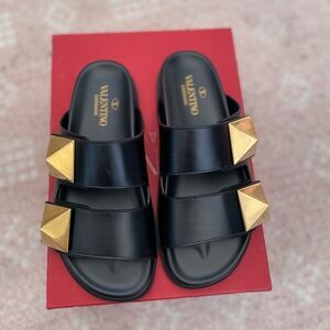 VALENTINO GARAVANI
Black One Stud Flat Sandals